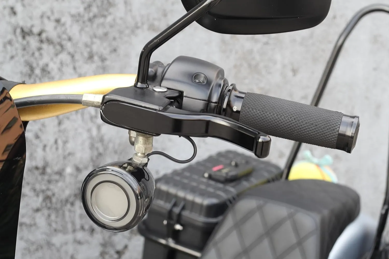 3 Finger 5.9" CNC Shorty Hand Control Lever Kit Brake Clutch Levers Fit for Harley Softail Low Rider S Sport Glide Standard Street Bob 2015-2024