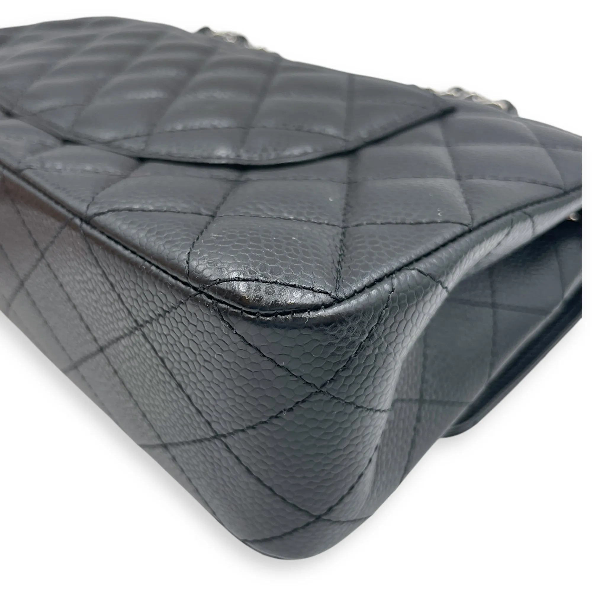 Classic (DF) Medium Black Shoulder Bag in Caviar Leather, Silver hardware