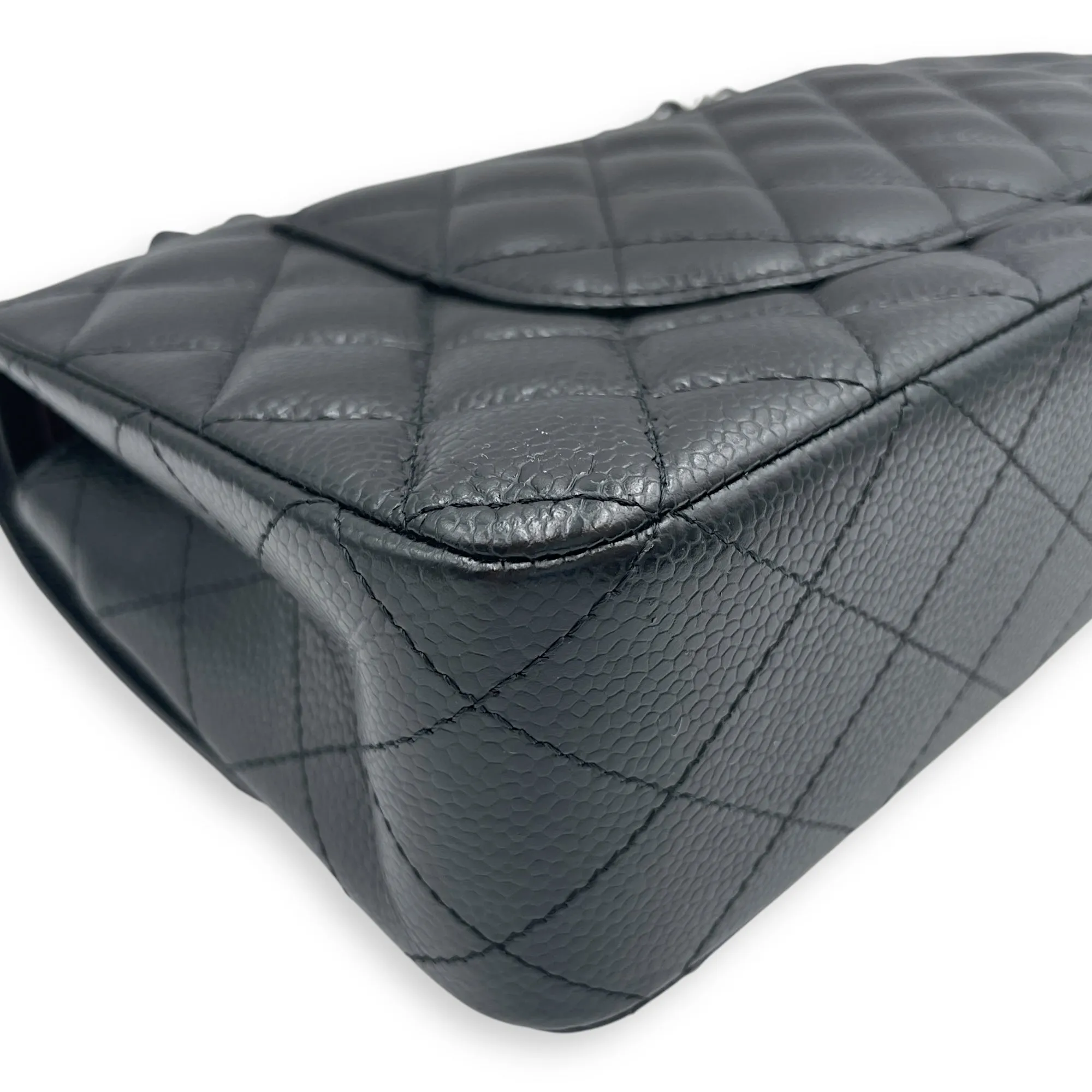 Classic (DF) Medium Black Shoulder Bag in Caviar Leather, Silver hardware