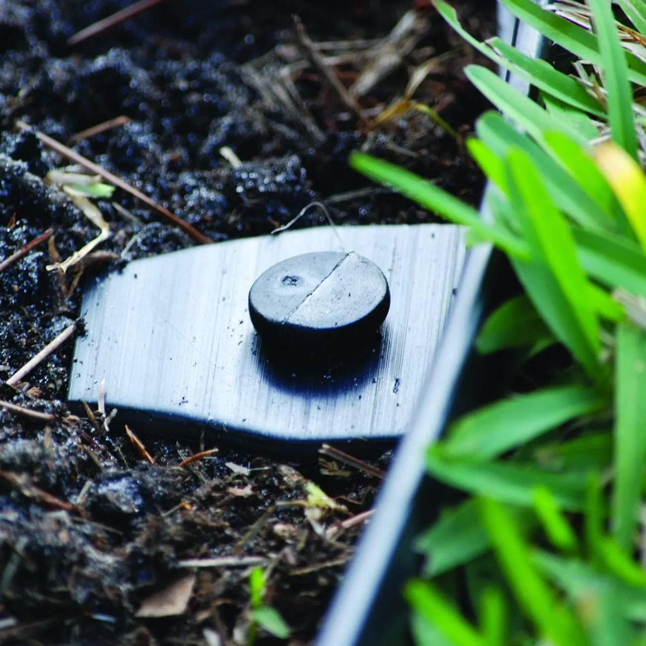 EasyFlex Heavy-Duty No-Dig Landscape Edging with BONUS Anchoring Spikes, 1.7 in. Tall Straight Top Commercial Grade Plastic Garden Border, 100 Foot Kit, Black (3100-100CXX)