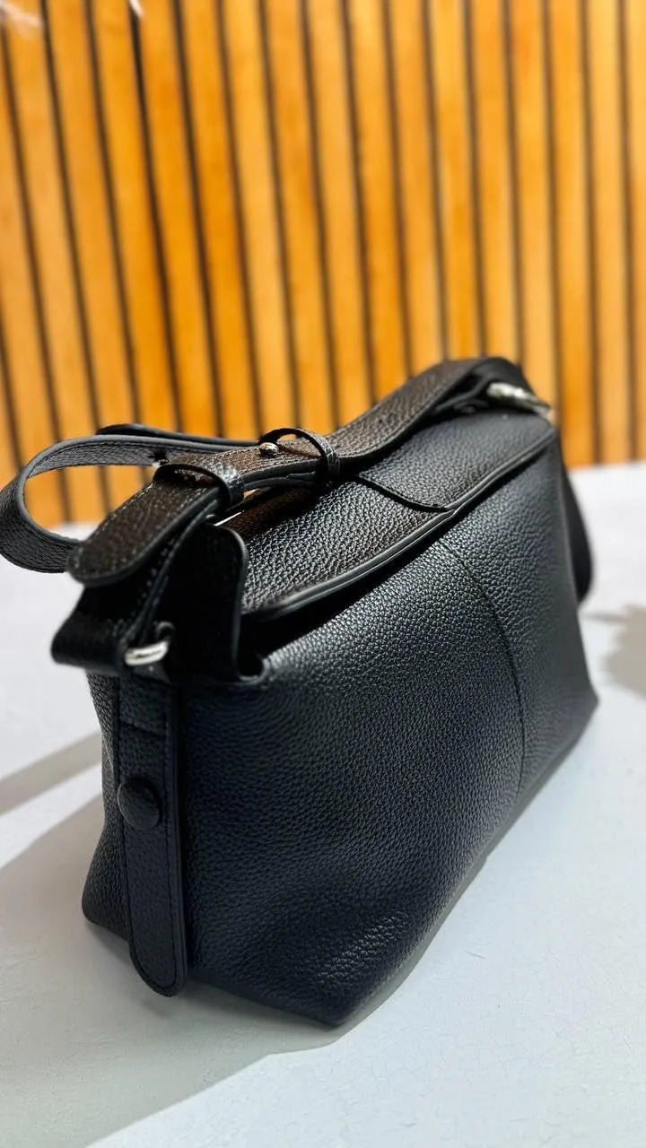 Genuine Leather Shoulder Bag – Timeless Elegance Everyday Functionality