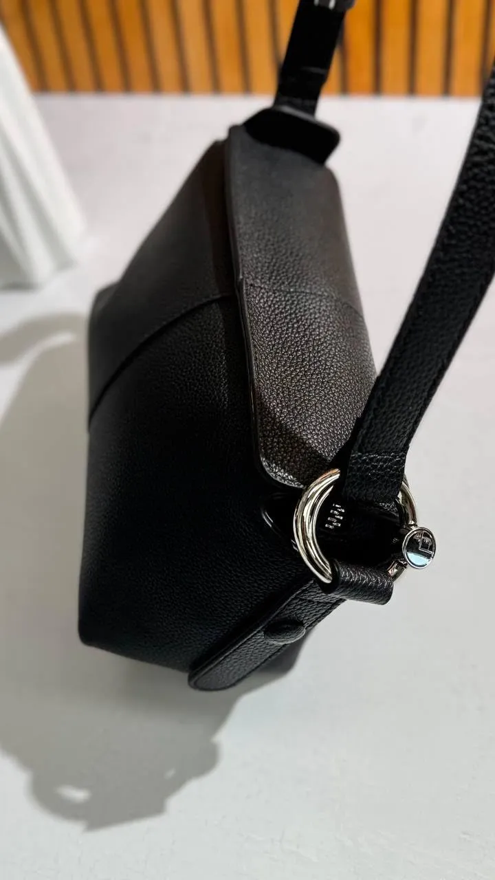 Genuine Leather Shoulder Bag – Timeless Elegance Everyday Functionality